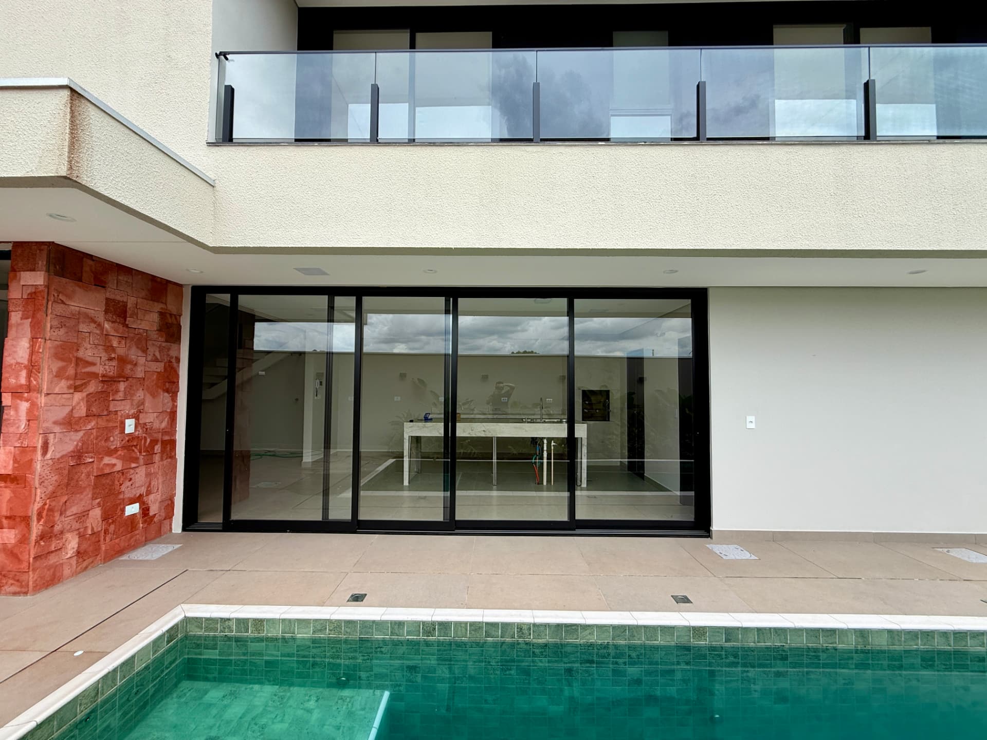 Área externa integrada à piscina da Casa 433